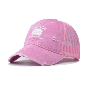 Détail de la casquette vintage rose avec filet à l'arrière et visière à effet usé