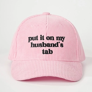 Berretto da baseball in velluto rosa con ricamo Put It On My Husband's Tab su sfondo bianco