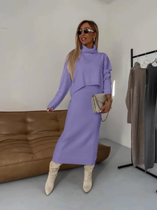 Détails de l'ensemble en tricot violet avec pull à col roulé et jupe longue portés par un mannequin