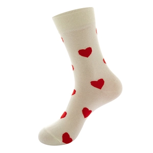 Cremeweiße Baumwoll-Wadensocken mit roten Herzmustern und gerippten Elastikbündchen
