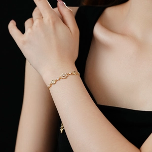 Détail d'un bracelet flocon de neige en or ajustable orné de zircons brillants au poignet