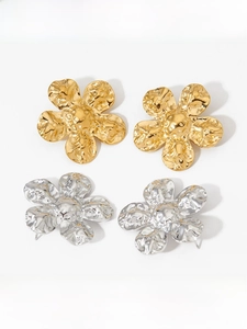 Vue détaillée de boucles d'oreilles fleurs en acier 316L avec texture martelée