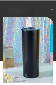 Détail du gobelet 20oz en acier inoxydable noir mat avec couvercle et paille