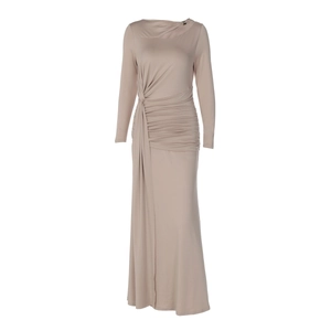 Détail du design plissé à la taille sur cette robe longue champagne à manches longues