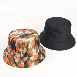 Détail d'un chapeau bob réversible camouflage avec coutures renforcées et toile de coton durable