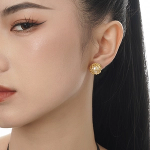 Elegant S925 silver freshwater pearl stud earrings with hollow gold texture for women