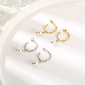 Minimalist stainless steel C-shaped earrings with pearls in gold and silver finish