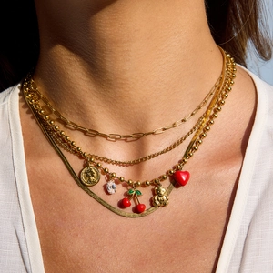 Collana a strati in acciaio oro 18K con ciondoli a ciliegia, orso e moneta