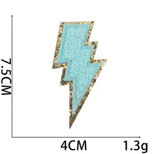 Blauwe chenille bliksemschicht patch met goudkleurige pailletten en maat 7,5x4cm