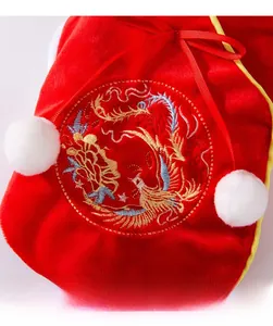Détail macro d'un vêtement pour animaux avec broderie de dragon et texture en peluche rouge