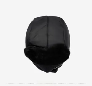 Vue de dessus du bonnet aviateur noir avec tissu coupe-vent et doublure en peluche