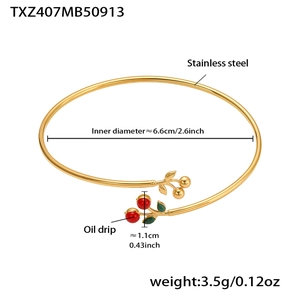 Detailoverzicht van gouden roestvrijstalen kersenarmring met afmetingen en binnendiameter