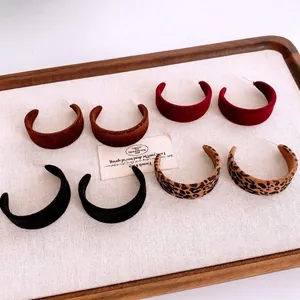 Boucles d'oreilles vintage géométriques en C floquées en marron, bordeaux et imprimé léopard