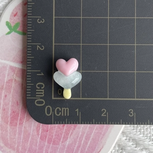 Mini resin heart popsicle accessory with pink glitter finish and 1.8cm scale detail