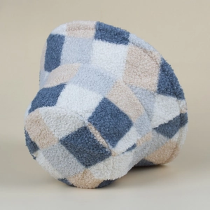 Détail de la texture douce en damier pelucheux de ce chapeau bob d'hiver