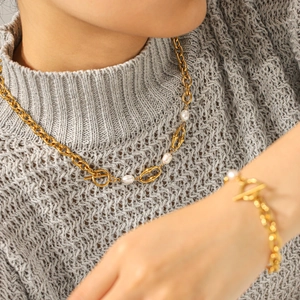 Dettaglio di collana e bracciale in perle d'acqua dolce vintage con chiusura OT oro