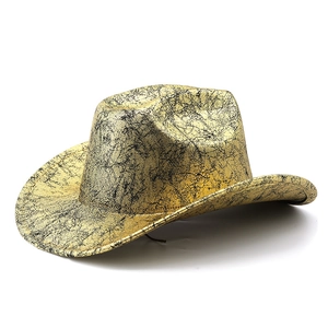 Dettaglio del cappello da cowboy dorato vintage con motivo crackle nero e tesa larga