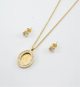 Detaillierte Nahaufnahme von 18K Gold Jungfrau Maria Halskette und Zirkonia Ohrstecker Set