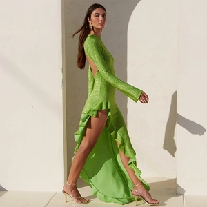 Détail d'une robe verte à manches longues avec dos nu et fente latérale haute