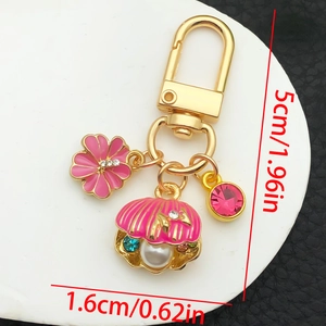 Vue détaillée du porte-clés en coquillage rose avec dimensions 5cm de haut et 1,6cm de large