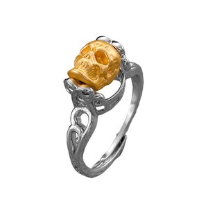 Detail van een tweekleurige schedelring met zilveren band en gouden schedel in gotiek