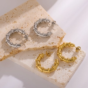Boucles d'oreilles créoles évidées en C dorées et argentées sur pierre