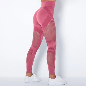 Details der rosa nahtlosen Yoga-Hose mit hoher Taille und atmungsaktiven Netzstreifen
