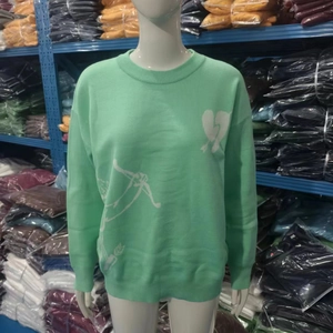 Dettaglio maglione in maglia verde chiaro a girocollo con stampa grafica Cupido bianca