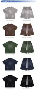 Conjunto streetwear con camiseta y pantalones cortos con cordón y salpicaduras de pintura