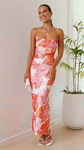 Détail d'une robe longue à fleurs avec coupe ajustée, fines bretelles et dos nu