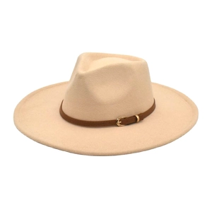 Dettaglio cappello in lana crema con cinturino in pelle marrone e fibbia dorata