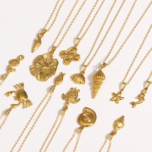 Goldene Edelstahlkette mit Ozean-Anhängern wie Seestern, Seepferdchen und Meerjungfrau