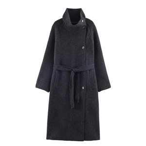 Manteau long en laine gris foncé avec col montant et ceinture pour un look d'automne