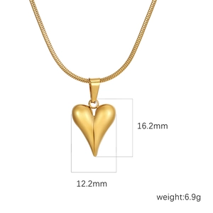 Collier avec pendentif cœur en acier doré, dimensions 16,2 mm et poids de 6,9 g