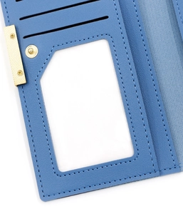 Détail de l'intérieur du portefeuille en cuir bleu avec fentes pour cartes et fenêtre ID