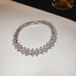 Détails macro du bracelet floral en argent serti de cristaux de zircone coupe marquise