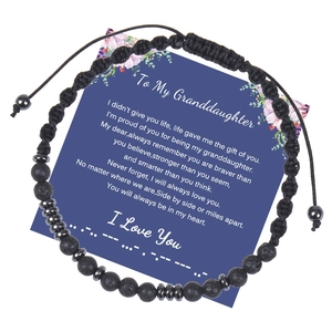 Détail du bracelet code Morse en pierre de lave avec carte de message pour petite-fille