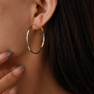 Boucles d'oreilles créoles dorées 14k avec émail noir et cristaux sur mannequin