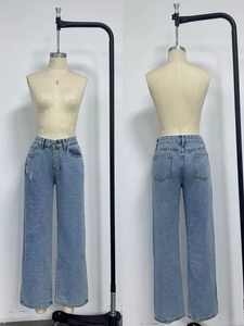 Vues avant et arrière de ce jean droit bleu clair à taille haute pour femmes