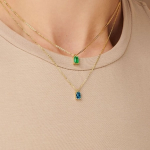 Collier double rang plaqué or 18 carats avec pendentifs rectangulaires émeraude et bleu