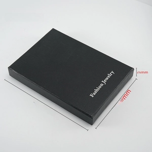 Dimensions détaillées et poids d'un coffret cadeau noir texturé pour colliers
