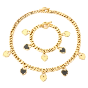 Parure de chaînes cubaines plaquées or 18K avec pendentifs cœur en émail noir et bracelet