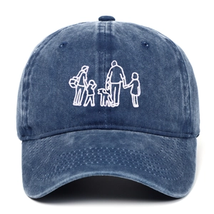 Détail de la broderie rose sur une casquette en denim délavé bleu marine avec motif de famille