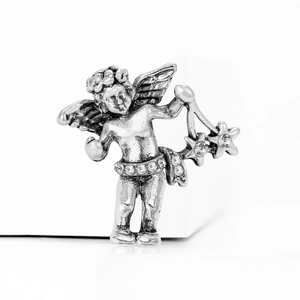 Vintage zilveren engelspeld met fonkelende kristallen en sterdetails op wit