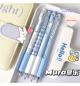 Dettaglio delle penne gel 0.5mm a rapida asciugatura con motivo a scacchi blu e bianco