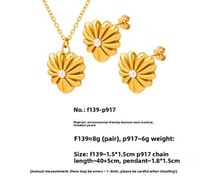 Detail von Vintage-Herz-Schmuckset aus Titanstahl mit Perlenimitat und goldener Textur-Optik