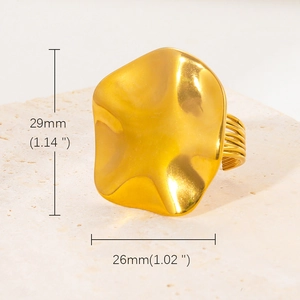 Dettaglio dell'anello placcato oro 18K con superficie irregolare e misure 29x26 mm