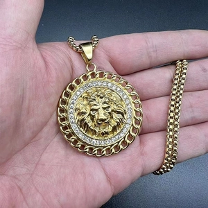 Dettaglio della collana hip-hop con ciondolo a testa di leone dorata e strass luminosi