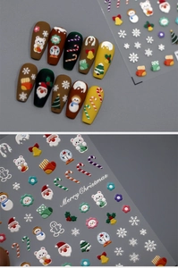 Détail macro de stickers ongles 3D en relief avec motifs de Père Noël et de bonhomme de neige