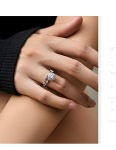 Detailopname van een s925 zilveren moissanite ring met halo-zetting op de vinger van een model